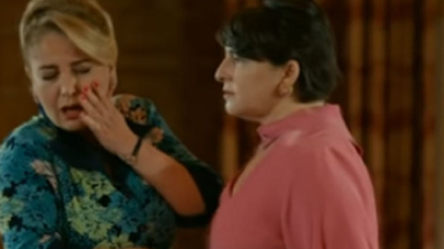 Terra amara, episodi turchi: Sermin schiaffeggiata da Behice.