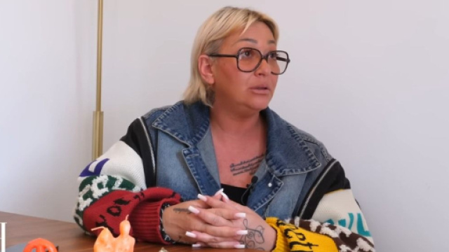 Danae, la médium de Carla Moreau, dévoile que trois candidats de l'émission Les Cinquante sont venus la voir. (Screenshot @ sam zirah)