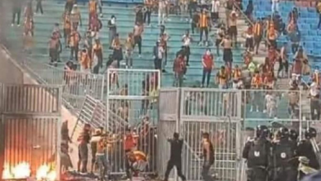 En Tunisie, un supporter pénètre dans le stade avec une tronçonneuse lors d'une rencontre de la Ligue des Champions . Twitter @MickyJnr_