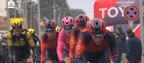 Giro d'Italia, la Ineos ha lasciato la maglia rosa a Bruno Armirail.