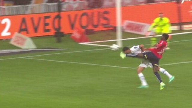 La grosse faute de Baleba sur Gigot (capture Twitter @FreeLigue1)