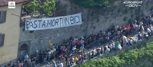 Giro d'Italia, il gruppo sullo strappo di Bergamo Alta.