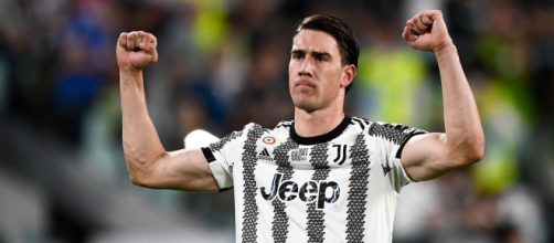 Mercato Juventus: Vlahovic piacerebbe al PSG, possibile offerta di 60 milioni.