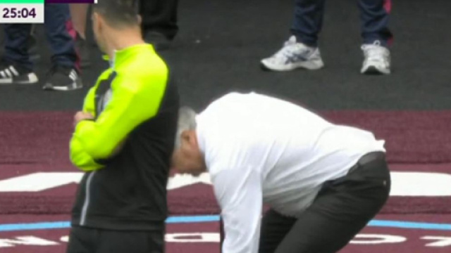 Sam Allardyce trouve un billet de 5£ (capture Twitter @ActuFoot_)