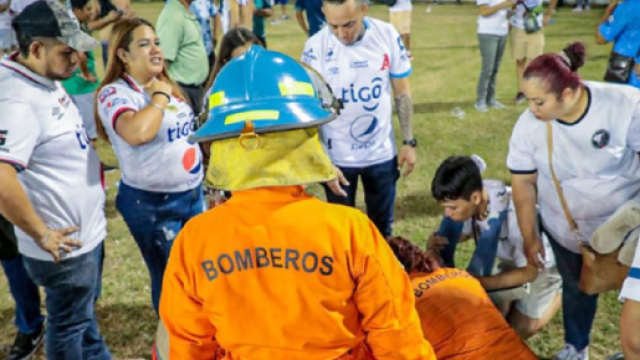 Un mouvement de foule fait au moins neuf morts dans un stade de football au Salvador. Twitter@Footballogue