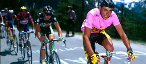 Ciclismo, l'ex campione Franco Chioccioli in maglia rosa al Giro d'Italia.