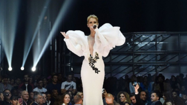 Céline Dion sur la scène de Billboard Music Awards en 2017 (Screenshoot Twitter @GFXblacktooth)