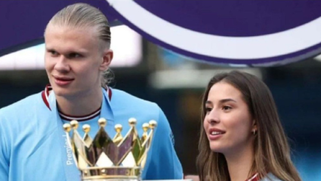 Erling Haaland et sa petite amie (capture Twitter @MailSport)