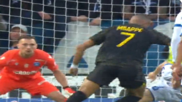 Le r&eacute;cital de Kylian Mbapp&eacute; contre Auxerre n'est pas pass&eacute; inaper&ccedil;u (screenshot Twitter - @InstanFoot)