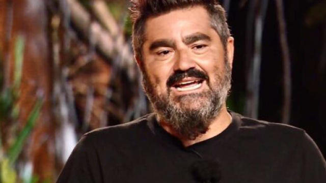 L'Isola dei Famosi, Paolo Noise lascia il gioco: 'Una persona mi ha aiutato ad alzarmi'.