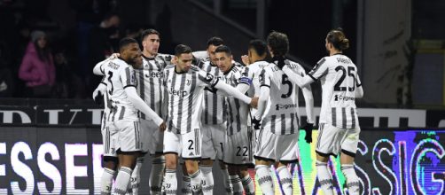 Juventus penalizzata di 10 punti.