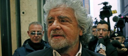 Beppe Grillo alla riunione con i suoi parlamentari.