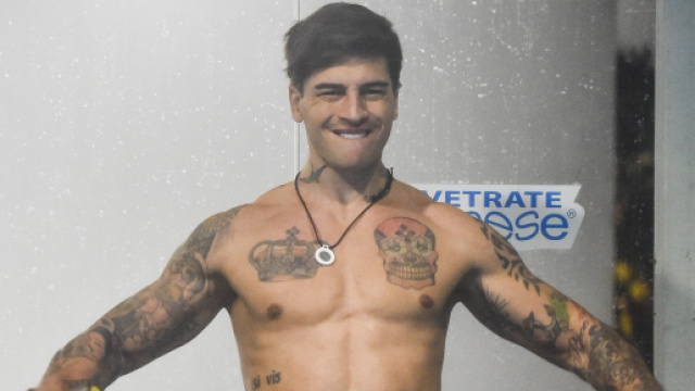 Alessandro Basciano omaggia la figlia con un tatuaggio, ma c'è un'errore ortografico.