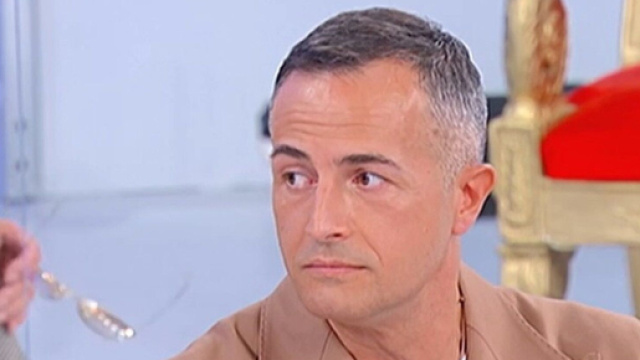 Uomini e donne, Riccardo Guarnieri si scaglia contro gli invidiosi: 'Vivono nel fango'.