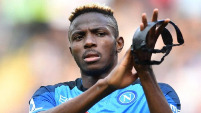 Victor Osimhen a été aperçu dans un hôtel luxueux à Berlin (Screenshoot Twitter @SeycoleP)