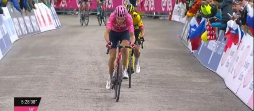 Giro d'Italia, la maglia rosa Geraint Thomas sulla salita delle Tre Cime di Lavaredo.