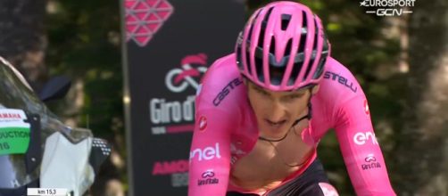 Ciclismo, Geraint Thomas impegnato nella scalata al Monte Lussari.