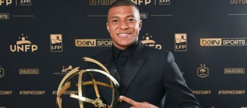 Mbappé heureux de son nouveau titre avec le PSG. (screenshot Twitter - @Paris_SGINFOS)