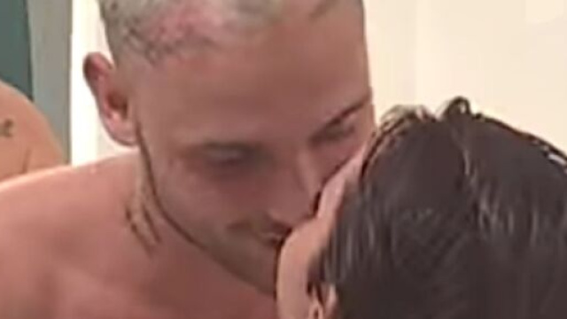 A peine arrivée, Bastos embrasse déjà Perle (photo Bastos, Perle Facebook : @Love Island sur W9)