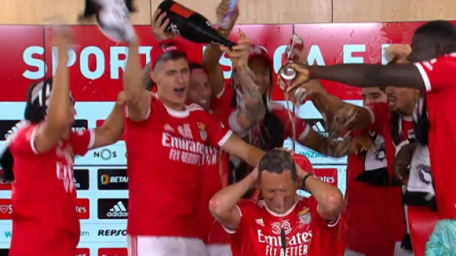 Après le 38ème titre de champion, la nuit va être courte pour les fans de Benfica. (screen twitter @slbenfica_en)