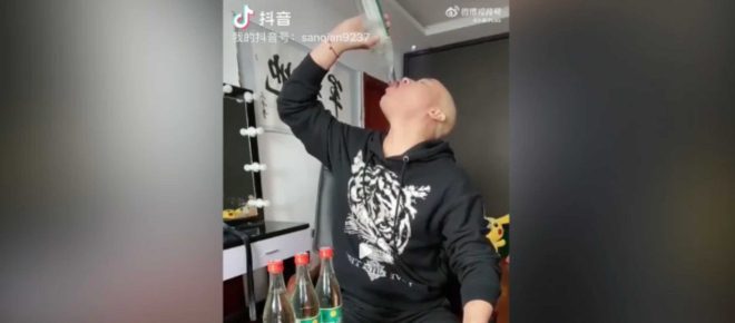 Muere un influencer tras retransmitir en directo cómo se bebía botellas de un licor chino