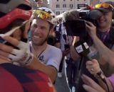 Ciclismo, Mark Cavendish ringrazia Geraint Thomas all'arrivo a Roma del Giro d'Italia.