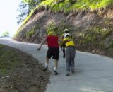 Ciclismo, Primoz Roglic riparte dopo il salto di catena sul Monte Lussari