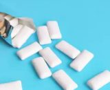 Tras tragarse los chicles el niño comenzó a sufrir calambres y diarreas (Unsplash)