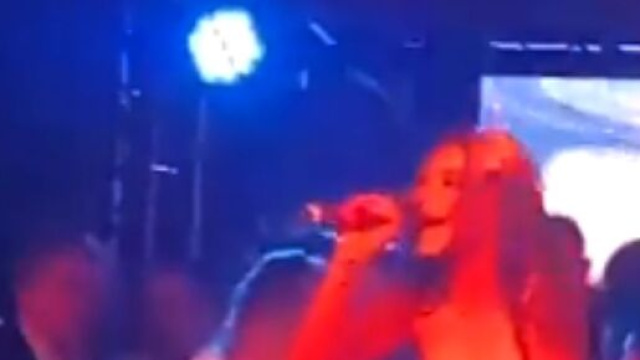 Maeva Ghennam insulte son ex-amie Carla Moreau en plein show case ( screenshot Maeva Ghennam Twitter : @booba)