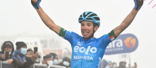 Ciclismo, Lorenzo Fortunato guida la Eolo Kometa al Giro d'Italia.