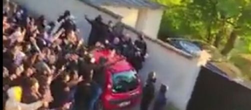 Des fans du PSG furieux devant chez Neymar (capture Twitter ParisiensTimes)