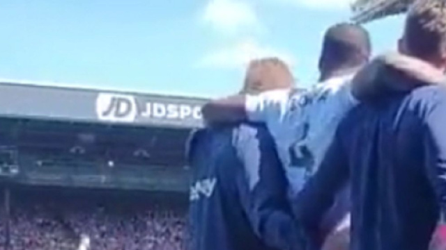 Kurt Zouma sous les couleurs de West Ham (capture Twitter @footbalIfights)