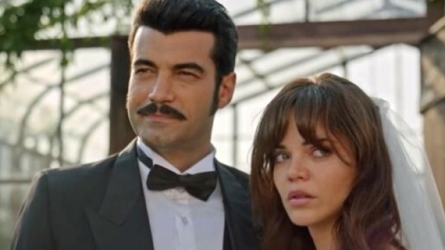 Terra amara, Demir trascina Zuleyha a casa di Sevda.