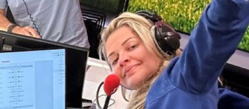 Carine Galli en chaussons sur RTL (capture Twitter @BaptisteDurieux)