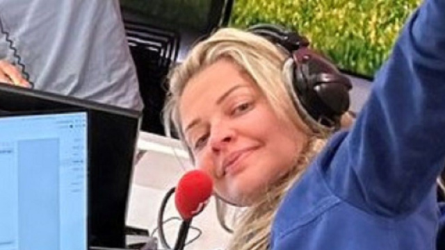 Carine Galli en chaussons sur RTL (capture Twitter @BaptisteDurieux)