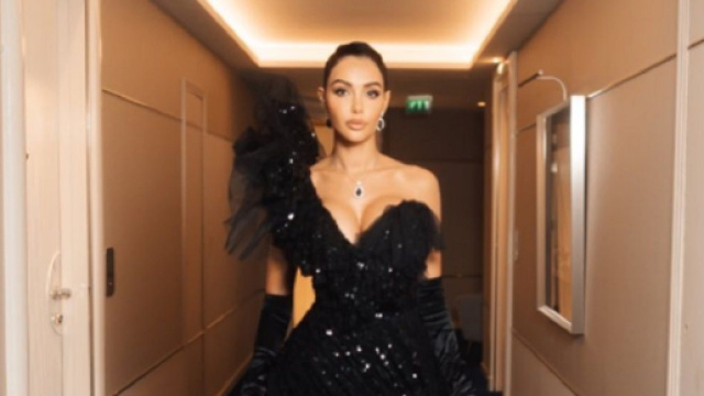 Nabilla Benattia enfilant la robe signée par Jean Paul Gaultier (Screenshoot Twitter @Nabilla)