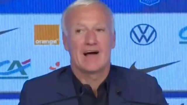 Didier Deschamps en conférence de presse avec les Bleus. (screenshot Twitter - @lequipe)
