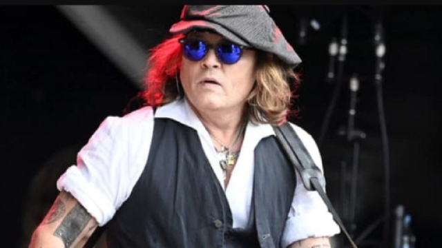 Johnny Depp sur la scène musicale (Screenshoot Twitter @BFMTV)