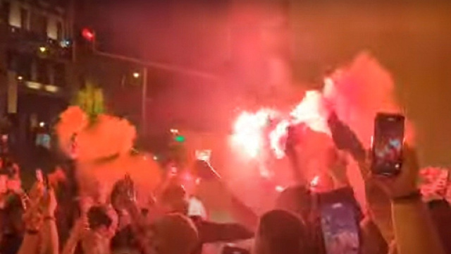 Si la partie n'est pas commencée, les fans des équipes respectives à l'image de la Roma sont déjà prêtes. (screen Youtube Il Legionario)