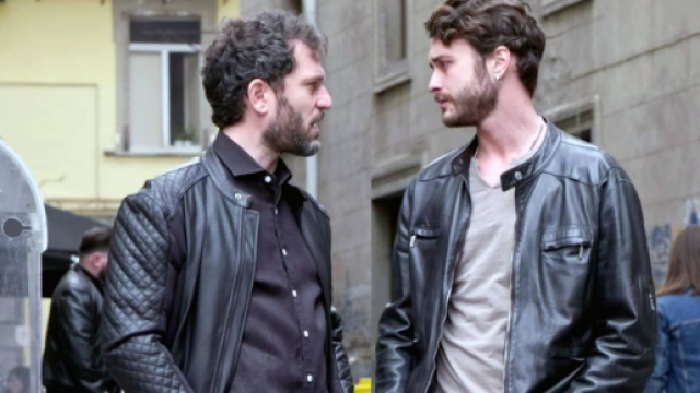 Un posto al sole, Eduardo Sabbiese (Fiorenzo Madonna) assieme al suo fidato braccio destro Tony (Giuseppe De Gennaro)