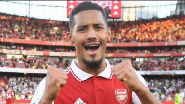 William Saliba figure sur les tablettes du PSG (Screenshoot Twitter @PunchDrunkAFC)