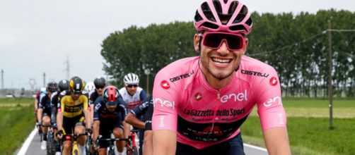 Filippo Ganna in maglia rosa, una delle stelle del Giro d'Italia.