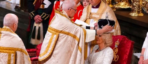 El Arzobispo de Canterbury le puso la corona a Camila (Captura de pantalla de Sky News))