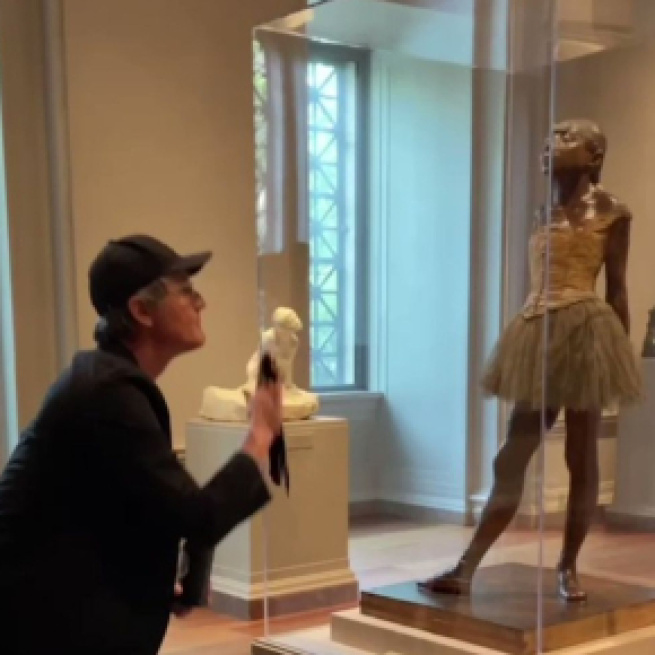 Climate protestor smear paint on glass case of Edgar Degas' 'Little Dancer' (Image source: Twitter/@washingtonpost)
