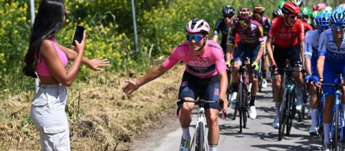 Ciclismo, Remco Evenepoel saluta la moglie Oumi durante la seconda tappa del Giro d'Italia