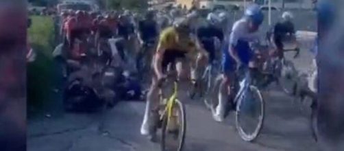 Giro d'Italia, la caduta avvenuta nel finale della tappa di San Salvo.