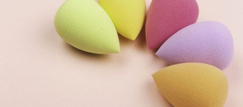 Beauty blender: utilizzare la spugna da trucco per zone difficili e ripulirla dopo l'uso