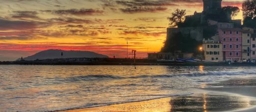 File:Lerici - castello di San Terenzo - tramonto rosso.jpeg ... - wikimedia.org