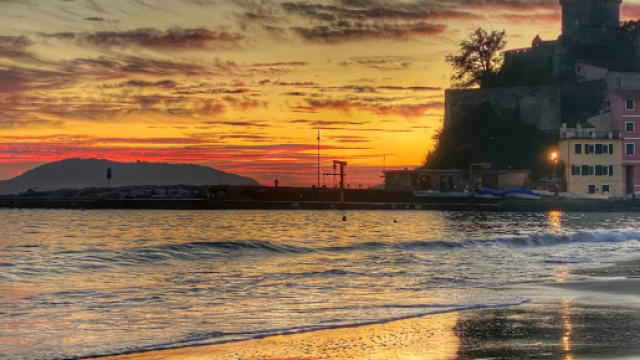 File:Lerici - castello di San Terenzo - tramonto rosso.jpeg ... - wikimedia.org
