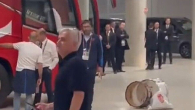 Si Mourinho a attendu Antony Taylor sur le parking, le coach portugais s'est dit fatigu&eacute; de pointer du doigt seul les erreurs. (@tvdellosport)